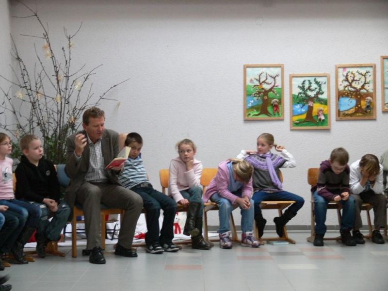 Zum Vorlesetag besucht Felbinger die Grundschule Schwebenried