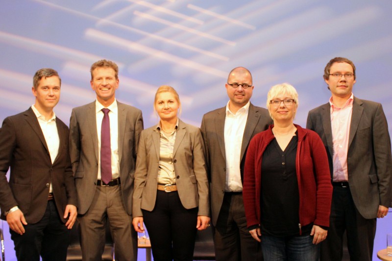 Die Mitdiskutanten(von links): Prof. Sephan Weichert, Günther Felbinger, Moderatorin Andrea Kister, Joachim Braun, Dr. Antje Schrupp, Thomas Schmidt